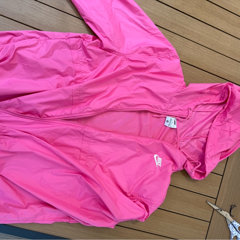 Nike Pink Hooded Windbreaker women’s Size Medium Jacket. Brand New without tags.